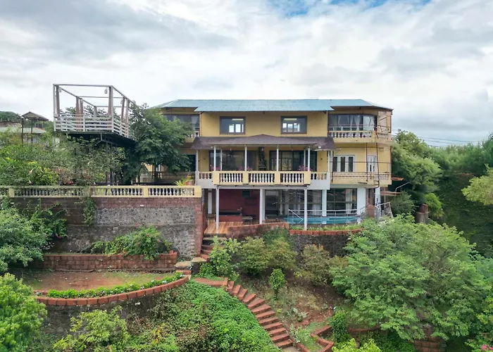 Stayvista's Serenity Hills: Luxe Retreat with Valley Views and Pool Mahabaleshwar
